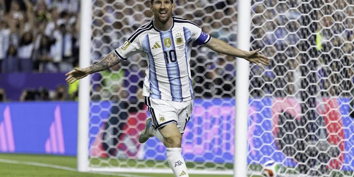 Messi firmó un hat-trick histórico y Argentina debutó con una goleada ante Argelia
