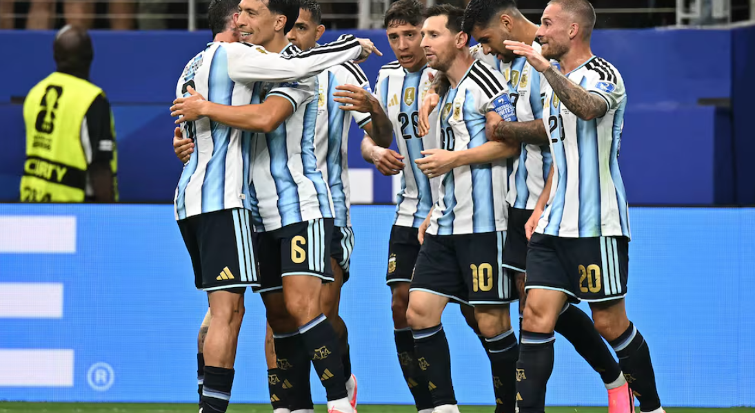 Messi volvió a ser decisivo y Argentina selló su clasificación a dieciseisavos de final